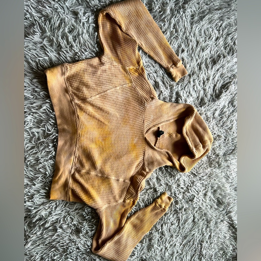 A crop top small size for petite. Material is comfortable. good condition.